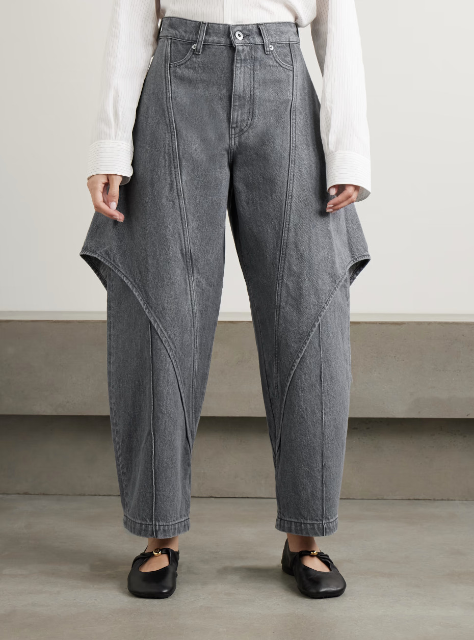 серые джинсы